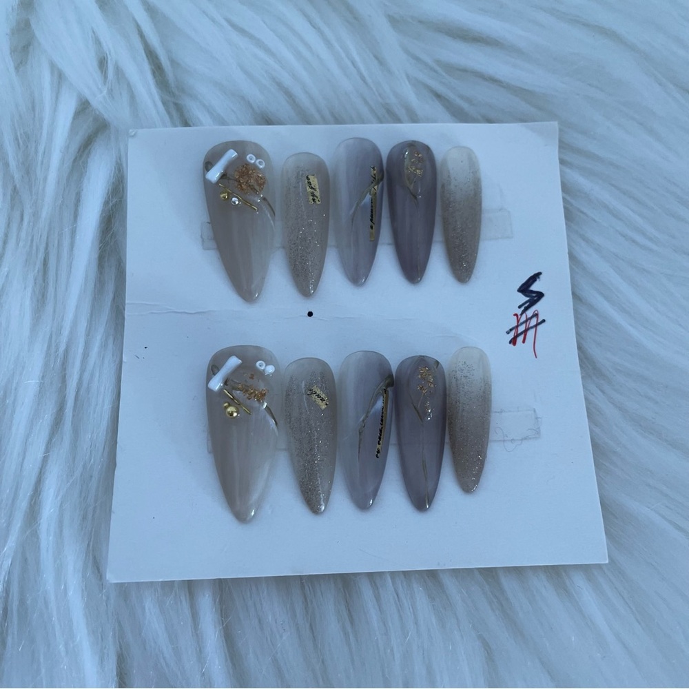 NEW Elegant Gray and Gold Press-On Nails Size Small